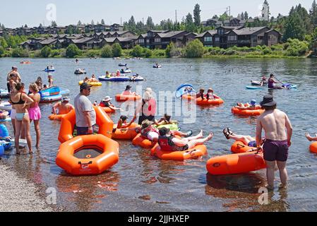 Combattre la chaleur dans le nord-ouest du Pacifique américain. L'état de l'Oregon et le Nord-Ouest du Pacifique en général subit une autre vague de chaleur importante avec des températures atteignant 100 degrés farenheit plus pendant les après-midi. Le fait de flotter la rivière est un moyen populaire de se rafraîchir. Voici la rivière Deschutes à Bend, Oregon. Banque D'Images