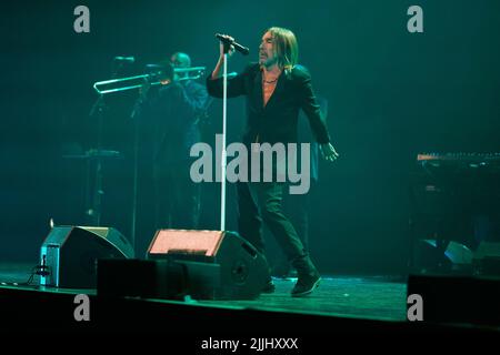 Madrid, Espagne, 26/07/2022, James Newell Osterberg Jr., mieux connu par son nom de scène Iggy Pop se produit dans un concert au Teatro Real à Madrid. C'est la première fois qu'Iggy Pop se produit au Teatro Real dans un concert où il passe en revue tous les plus grands succès de sa carrière. La représentation fait partie du 'Universal Music Festival'. Credit: SOPA Images / Alamy Live News Banque D'Images