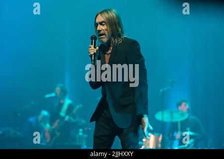 Madrid, Espagne, 26/07/2022, James Newell Osterberg Jr., mieux connu par son nom de scène Iggy Pop se produit dans un concert au Teatro Real à Madrid. C'est la première fois qu'Iggy Pop se produit au Teatro Real dans un concert où il passe en revue tous les plus grands succès de sa carrière. La représentation fait partie du 'Universal Music Festival'. Credit: SOPA Images / Alamy Live News Banque D'Images