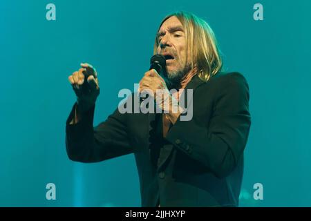 Madrid, Espagne, 26/07/2022, James Newell Osterberg Jr., mieux connu par son nom de scène Iggy Pop se produit dans un concert au Teatro Real à Madrid. C'est la première fois qu'Iggy Pop se produit au Teatro Real dans un concert où il passe en revue tous les plus grands succès de sa carrière. La représentation fait partie du 'Universal Music Festival'. Credit: SOPA Images / Alamy Live News Banque D'Images