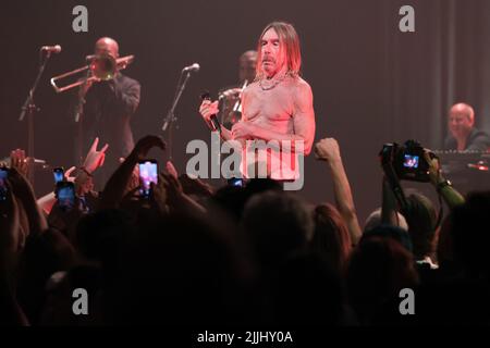 Madrid, Espagne, 26/07/2022, James Newell Osterberg Jr., mieux connu par son nom de scène Iggy Pop se produit dans un concert au Teatro Real à Madrid. C'est la première fois qu'Iggy Pop se produit au Teatro Real dans un concert où il passe en revue tous les plus grands succès de sa carrière. La représentation fait partie du 'Universal Music Festival'. Credit: SOPA Images / Alamy Live News Banque D'Images