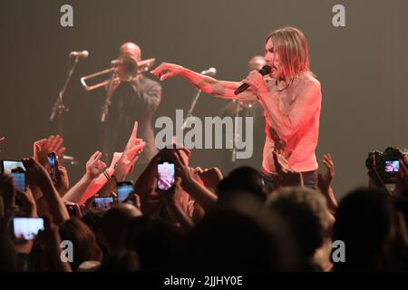 Madrid, Espagne, 26/07/2022, James Newell Osterberg Jr., mieux connu par son nom de scène Iggy Pop se produit dans un concert au Teatro Real à Madrid. C'est la première fois qu'Iggy Pop se produit au Teatro Real dans un concert où il passe en revue tous les plus grands succès de sa carrière. La représentation fait partie du 'Universal Music Festival'. Credit: SOPA Images / Alamy Live News Banque D'Images