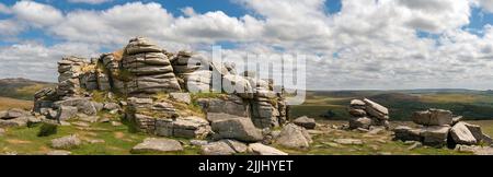 Vue panoramique depuis le sommet de la Grande Staple Tor, parc national de Dartmoor, Angleterre. Banque D'Images