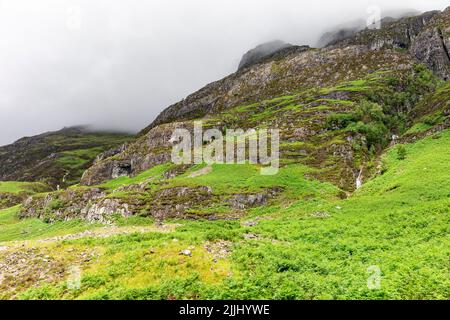 Glencoe Scottish Highlands paysage, été 2022 brume roulant sur les collines et les montagnes sur la côte ouest ecosse, Ecosse, Royaume-Uni Banque D'Images