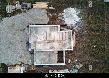 Vue aérienne des travaux de construction de la nouvelle maison fondation en béton sur le chantier de construction Banque D'Images