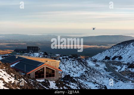 Un hélicoptère de sauvetage quitte le champ de ski de Whakapapa sur le mont Ruapehu. Île du Nord Nouvelle-Zélande Banque D'Images