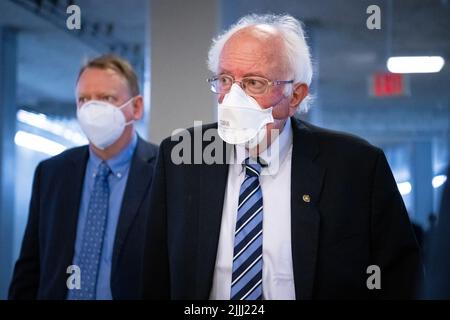 Washington, États-Unis. 26th juillet 2022. Le sénateur Bernie Sanders (I-VT) traverse le métro du Sénat, au Capitole des États-Unis, à Washington, DC, mardi, 26 juillet, 2022. (Graeme Sloan/Sipa USA) Credit: SIPA USA/Alay Live News Banque D'Images