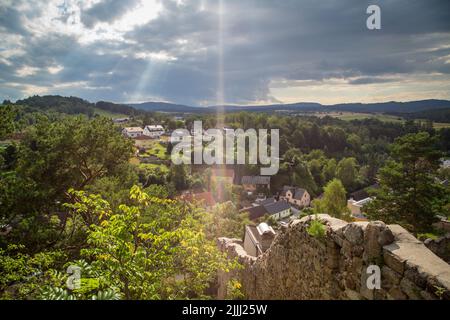 Vue panoramique sur la ville, les murs de la ville et le paysage de Weitra/Waldviertel, la plus ancienne ville de brasserie d'Autriche Banque D'Images