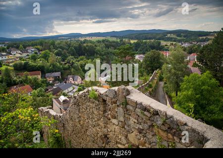 Vue panoramique sur la ville, les murs de la ville et le paysage de Weitra/Waldviertel, la plus ancienne ville de brasserie d'Autriche Banque D'Images