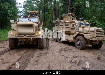 CAMP SHELBY, divers (juillet 25, 2022) les Seabés affectés au bataillon de construction mobile navale (NMCB) 1 garde-corps de l'élément de sécurité du convoi pendant un exercice de reconnaissance de route pendant l'opération Turning point, également connue sous le nom d'exercice d'entraînement sur le terrain. Operation Turning point est un exercice 24 heures sur 24 qui se concentre sur la construction de bases avancées tout en maintenant la maîtrise des tactiques et de la capacité de survie. Le NMCB 1 est domicilié à l'extérieur de Gulfport, au Mils mènent un intense plan de formation homeport pour étendre leur capacité à exécuter la construction, l'aide humanitaire, et le théâtre opér Banque D'Images