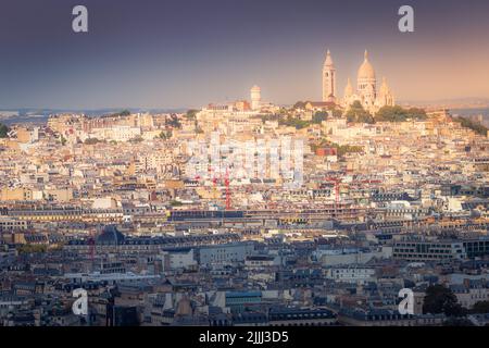 Toits parisiens de Montparnasse et Montmartre au lever du soleil Paris, France Banque D'Images