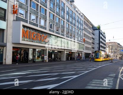 Supermarché Migros dans la ville de Bâle - BÂLE, SUISSE - 17 JUILLET 2022 Banque D'Images