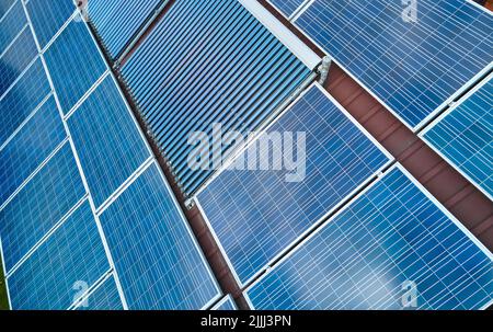 Panneaux photovoltaïques et capteurs solaires d'air à vide pour le chauffage de l'eau et la production d'électricité propre montés sur le toit de la maison. Production de Banque D'Images