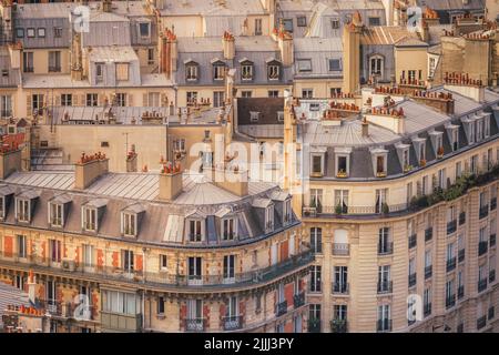 Montmartre toits parisiens détails au lever du soleil doré Paris, France Banque D'Images