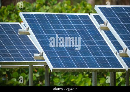 Panneaux photovoltaïques solaires montés sur un cadre autonome sur le sol de l'arrière-cour pour la production d'énergie électrique écologique propre. Concept d'autonomie Banque D'Images