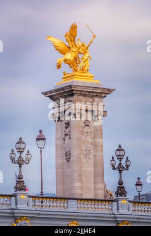 Gloire d'or Sculpture et lampes à Pont Alexandre III, Paris, france Banque D'Images