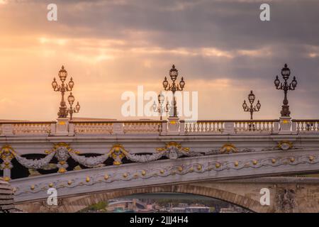 Ligne de feux de rue à Pont Alexandre III au coucher du soleil, Paris, france Banque D'Images