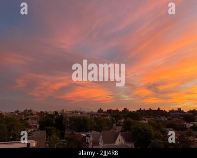 Le coucher de soleil coloré est vu dans le Bronx, New York, sur 26 juillet 2022. Banque D'Images