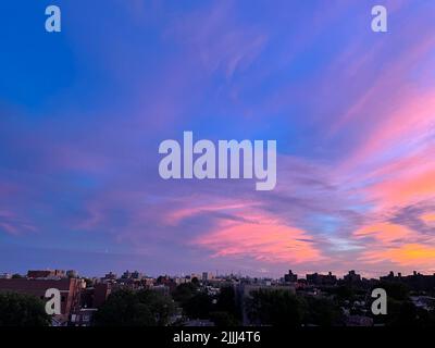 Le coucher de soleil coloré est vu dans le Bronx, New York, sur 26 juillet 2022. Banque D'Images