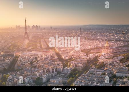 Tour Eiffel et les Invalides au lever du soleil spectaculaire de Paris, France Banque D'Images