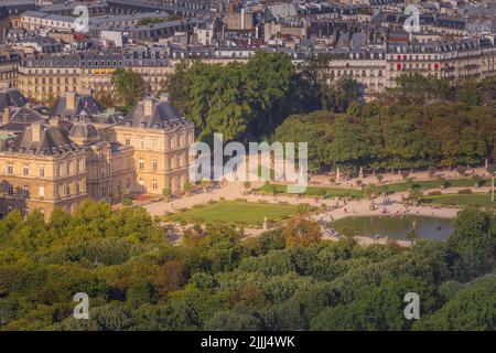 Les jardins du Luxembourg et les toits du quartier latin au lever du soleil de Paris, France Banque D'Images