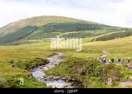 Piscines de fées sur l'île de Skye près de Glenfriable, les randonneurs et les visiteurs explorent les piscines un jour d'été, île de Skye, Écosse, Royaume-Uni Banque D'Images