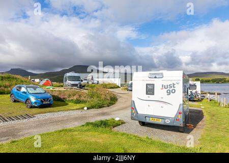 Île de Skye, Kinloch motorhome et garage à Dunvegan, été 2022, Écosse, Royaume-Uni avec des vacanciers garés, Écosse Banque D'Images