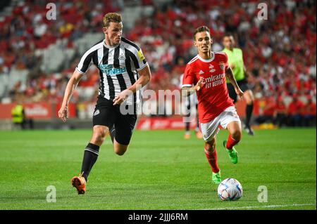 Lisbonne, Portugal. 26th juillet 2022. DaN Burn de Newcastle (L) et Alex Grimaldo de Benfica (R) vus en action pendant le match de football de la coupe Eusebio entre Benfica et Newcastle à Estadio da Luz. Score final: Benfica 3:2 Newcastle. Crédit : SOPA Images Limited/Alamy Live News Banque D'Images