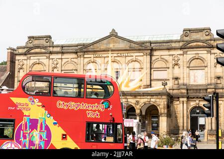 Centre-ville de York, Angleterre, bus touristique à impériale rouge offrant des visites pour les visiteurs de la ville, passe devant la York Art Gallery, Angleterre, Royaume-Uni Banque D'Images