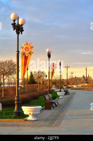 Strelka Park sur la rive de la rivière. Lumières de rue décorées avec des ordres avec l'inscription 'Patriotic War'. Yaroslavl, Russie, 2022 Banque D'Images