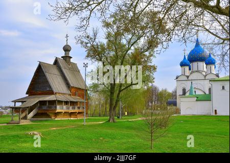 L'église Saint-Nicolas le Wonderworker. Église en bois conservée près des murs de la cathédrale de la Nativité de la Vierge. Suzdal, Russie, 20 Banque D'Images