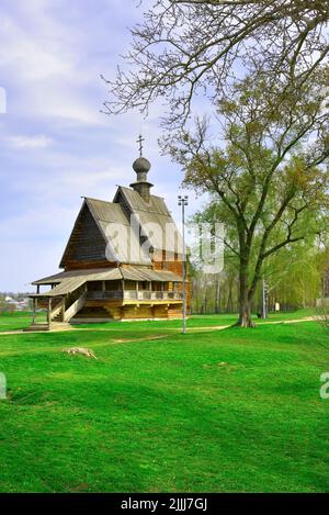 L'église Saint-Nicolas le Wonderworker. Église en bois conservée sur la prairie verte du parc. Suzdal, Russie, 2022. Banque D'Images