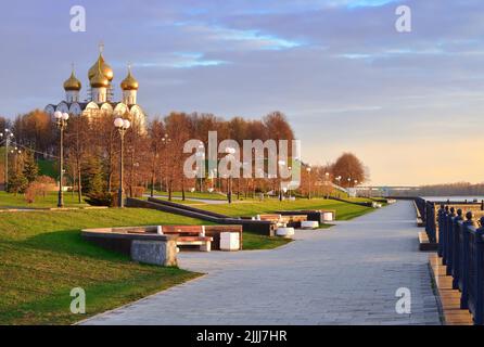 Strelka Park sur la rive de la rivière. La promenade du remblai de la Volga, les dômes de la cathédrale de l'Assomption au loin. Yaroslavl, Russie, Banque D'Images