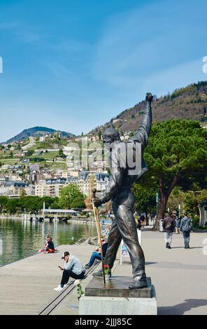 Montreux, Suisse - 12 avril 2022 : statue de Freddie Mercury, le chanteur britannique du groupe de rock Queen, se situe sur le front de mer du lac G. Banque D'Images