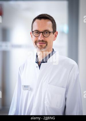 22 juillet 2022, Hessen, Francfort-sur-le-main : Gernot Rohde, responsable de la pneumologie à l'hôpital universitaire de Francfort, se trouve dans le couloir de l'un des bâtiments. Avec un collègue, ar est également chef de la clinique externe de long Covid. (À dpa: 'Longues listes d'attente pour les patients avec Covid effets tardifs en Hesse') photo: Frank Rumpenhorst/dpa Banque D'Images