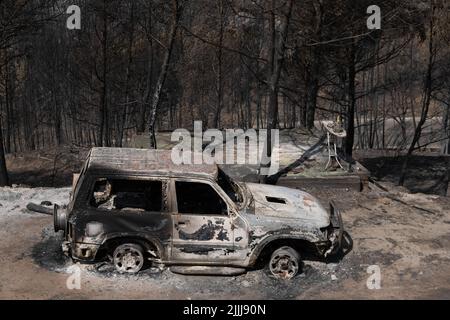 Barcelone, Espagne. 25th juillet 2022. Une voiture est brûlée dans l'urbanisation River Park, Pont Vilomara, Barcelone. Traces de feu sur la végétation et les éléments urbains après le feu sur 17 juillet qui a dévasté 1 500 hectares laissant quelques maisons brûlées à Pont de Vilomara (Barcelone) aux portes de Sant Llorenç del Munt i l, parc naturel d'Obac. (Photo par Paco Freire/SOPA Images/Sipa USA) crédit: SIPA USA/Alay Live News Banque D'Images