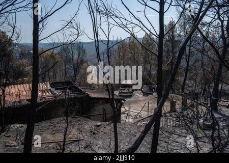 Barcelone, Espagne. 25th juillet 2022. Une maison détruite est vue dans l'urbanisation River Park, Pont Vilomara, Barcelone. Traces de feu sur la végétation et les éléments urbains après le feu sur 17 juillet qui a dévasté 1 500 hectares laissant quelques maisons brûlées à Pont de Vilomara (Barcelone) aux portes de Sant Llorenç del Munt i l, parc naturel d'Obac. (Photo par Paco Freire/SOPA Images/Sipa USA) crédit: SIPA USA/Alay Live News Banque D'Images