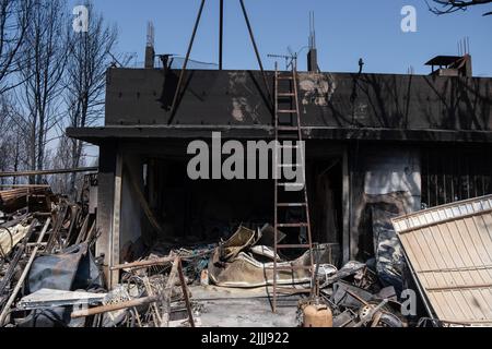 Barcelone, Espagne. 25th juillet 2022. Une maison détruite est vue dans l'urbanisation River Park, Pont Vilomara, Barcelone. Traces de feu sur la végétation et les éléments urbains après le feu sur 17 juillet qui a dévasté 1 500 hectares laissant quelques maisons brûlées à Pont de Vilomara (Barcelone) aux portes de Sant Llorenç del Munt i l, parc naturel d'Obac. (Photo par Paco Freire/SOPA Images/Sipa USA) crédit: SIPA USA/Alay Live News Banque D'Images