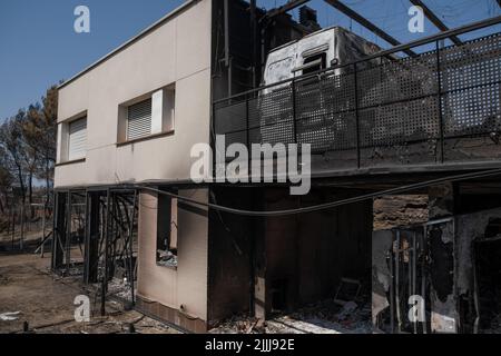 Barcelone, Espagne. 25th juillet 2022. Une maison détruite est vue dans l'urbanisation River Park, Pont Vilomara, Barcelone. Traces de feu sur la végétation et les éléments urbains après le feu sur 17 juillet qui a dévasté 1 500 hectares laissant quelques maisons brûlées à Pont de Vilomara (Barcelone) aux portes de Sant Llorenç del Munt i l, parc naturel d'Obac. (Photo par Paco Freire/SOPA Images/Sipa USA) crédit: SIPA USA/Alay Live News Banque D'Images