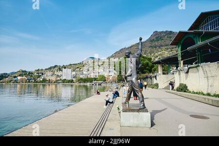 Montreux, Suisse - 12 avril 2022 : statue de Freddie Mercury, le chanteur britannique du groupe de rock Queen, se situe sur le front de mer du lac G. Banque D'Images