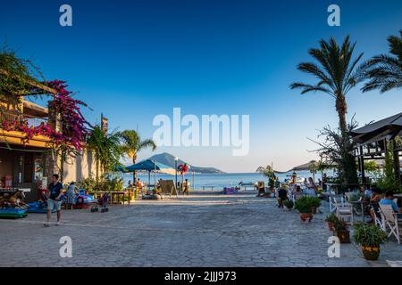 Paysage d'été du village de bord de mer de Gialova près de la ville de Pylos à Messinia, Péloponnèse, Grèce, Europe Banque D'Images