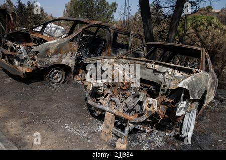 Barcelone, Catalogne, Espagne. 25th juillet 2022. Des voitures sont brûlées dans l'urbanisation River Park, Pont Vilomara, Barcelone. Traces de feu sur la végétation et les éléments urbains après le feu sur 17 juillet qui a dévasté 1 500 hectares laissant quelques maisons brûlées à Pont de Vilomara (Barcelone) aux portes de Sant Llorenç del Munt i l, parc naturel d'Obac. (Image de crédit : © Paco Freire/SOPA Images via ZUMA Press Wire) Banque D'Images