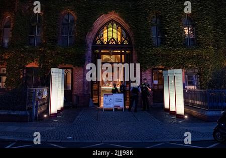 Berlin, Allemagne. 26th juillet 2022. Des policiers se trouvent devant l'hôpital St. Hedwig de Mitte. Après qu'un homme ait attaqué des policiers dans la cour d'un hôpital de Berlin, les policiers lui ont tiré dessus, le blessant gravement. Selon le rapport, les policiers ont d'abord essayé du gaz irritant et ont finalement tiré des coups de feu sur l'homme. Credit: Paul Zinken/dpa/Alay Live News Banque D'Images