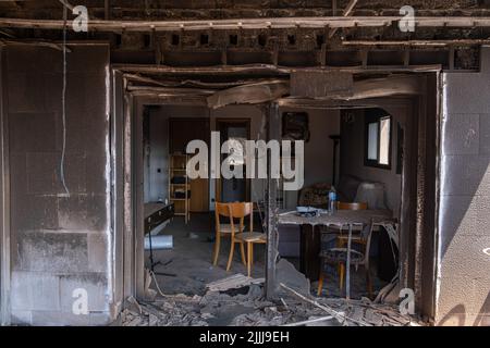 Barcelone, Catalogne, Espagne. 25th juillet 2022. Une maison affectée est vue dans l'urbanisation du Parc de la rivière, Pont Vilomara, Barcelone. Traces de feu sur la végétation et les éléments urbains après le feu sur 17 juillet qui a dévasté 1 500 hectares laissant quelques maisons brûlées à Pont de Vilomara (Barcelone) aux portes de Sant Llorenç del Munt i l, parc naturel d'Obac. (Image de crédit : © Paco Freire/SOPA Images via ZUMA Press Wire) Banque D'Images