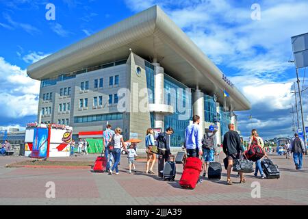 groupe touristique avec de grands sacs près de la gare principale à Kiev, Ukraine. Diversité des voyages en Europe Banque D'Images