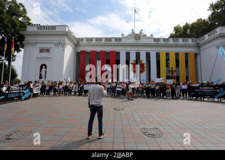 Un participant parle à des collègues du bâtiment de l'hôtel de ville d'Odessa pendant le rallye. La Marche ukrainienne pour les droits des animaux a eu lieu dans tout le pays. L'événement s'est tenu simultanément dans 30 villes d'Ukraine. Des militants sont descendus dans la rue pour protester contre le traitement cruel, les meurtres et l'utilisation d'animaux dans les cirques, les séances de photos commerciales et les divertissements. Activistes et propriétaires d'animaux de Kharkiv, Mykolaiv, Rivne, Kherson, Cherkasy, Kropyvnytskyi, Odessa et d'autres villes ont pris part à l'action. Les explorateurs polaires de la station 'Akademik Vernadskyi' se sont également joints à la marche. Dans parti Banque D'Images