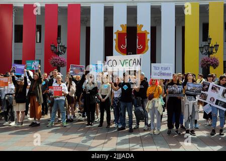 Les participants tiennent des écriteaux exprimant leur opinion au bâtiment de l'hôtel de ville d'Odessa pendant le rallye. La Marche ukrainienne pour les droits des animaux a eu lieu dans tout le pays. L'événement s'est tenu simultanément dans 30 villes d'Ukraine. Des militants sont descendus dans la rue pour protester contre le traitement cruel, les meurtres et l'utilisation d'animaux dans les cirques, les séances de photos commerciales et les divertissements. Activistes et propriétaires d'animaux de Kharkiv, Mykolaiv, Rivne, Kherson, Cherkasy, Kropyvnytskyi, Odessa et d'autres villes ont pris part à l'action. Les explorateurs polaires de la station 'Akademik Vernadskyi' se sont également joints à la Th Banque D'Images