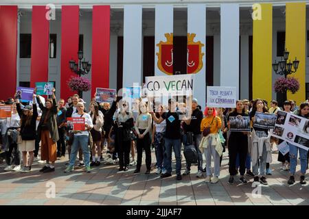 Les participants tiennent des écriteaux exprimant leur opinion au bâtiment de l'hôtel de ville d'Odessa pendant le rallye. La Marche ukrainienne pour les droits des animaux a eu lieu dans tout le pays. L'événement s'est tenu simultanément dans 30 villes d'Ukraine. Des militants sont descendus dans la rue pour protester contre le traitement cruel, les meurtres et l'utilisation d'animaux dans les cirques, les séances de photos commerciales et les divertissements. Activistes et propriétaires d'animaux de Kharkiv, Mykolaiv, Rivne, Kherson, Cherkasy, Kropyvnytskyi, Odessa et d'autres villes ont pris part à l'action. Les explorateurs polaires de la station 'Akademik Vernadskyi' se sont également joints à la Th Banque D'Images