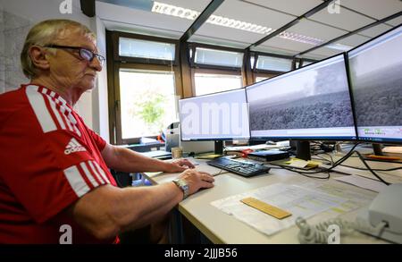 20 juillet 2022, Basse-Saxe, Lüneburg: Toni Jankowski, employé du centre des feux de forêt de Lüneburg, garde un œil sur une colonne de fumée sur ses moniteurs. (À dpa 'le centre de feu de forêt de Lüneburg fait face à un triste record en 2022') photo: Philipp Schulze/dpa Banque D'Images