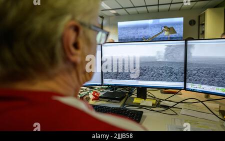 20 juillet 2022, Basse-Saxe, Lüneburg: Toni Jankowski, employé du centre des feux de forêt de Lüneburg, garde un œil sur une colonne de fumée sur ses moniteurs. (À dpa 'le centre de feu de forêt de Lüneburg fait face à un triste record en 2022') photo: Philipp Schulze/dpa Banque D'Images